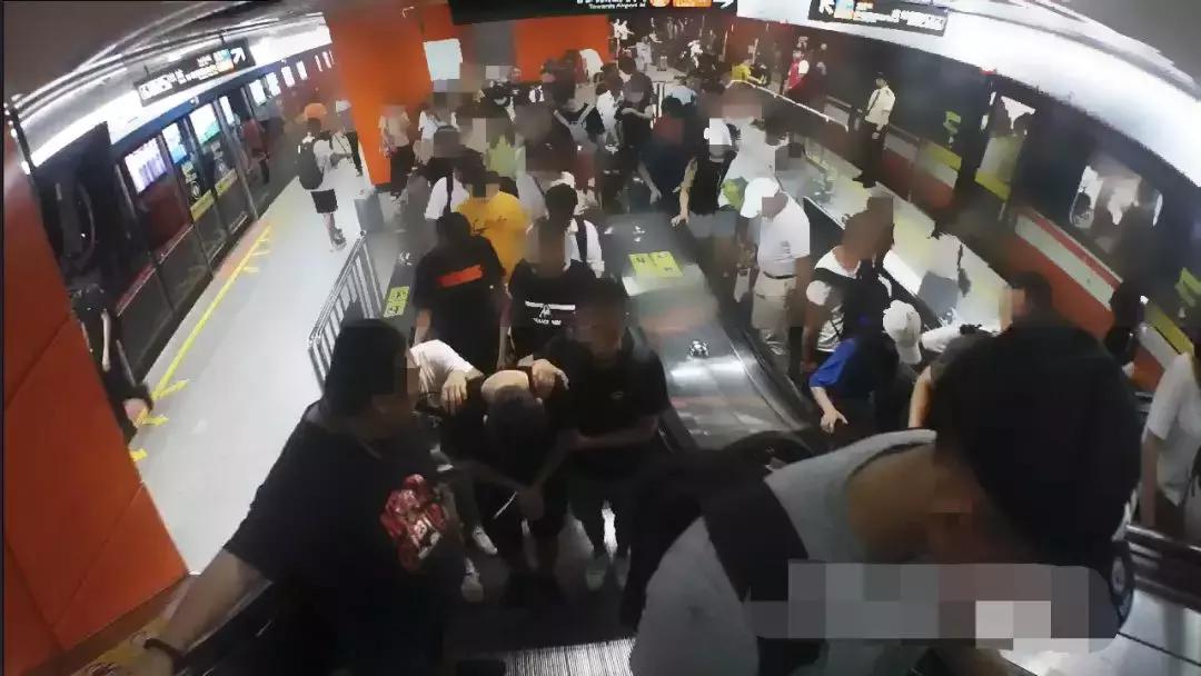 广州地铁女子霸气抓男人,深圳地铁妙龄女子徒手抓色狼