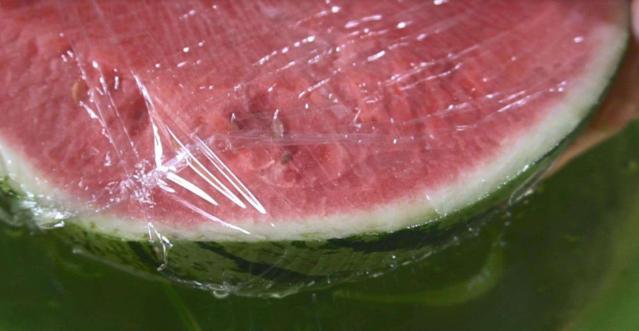 西瓜吃不完放冰箱,西瓜吃不完怎么办可以冷冻吗