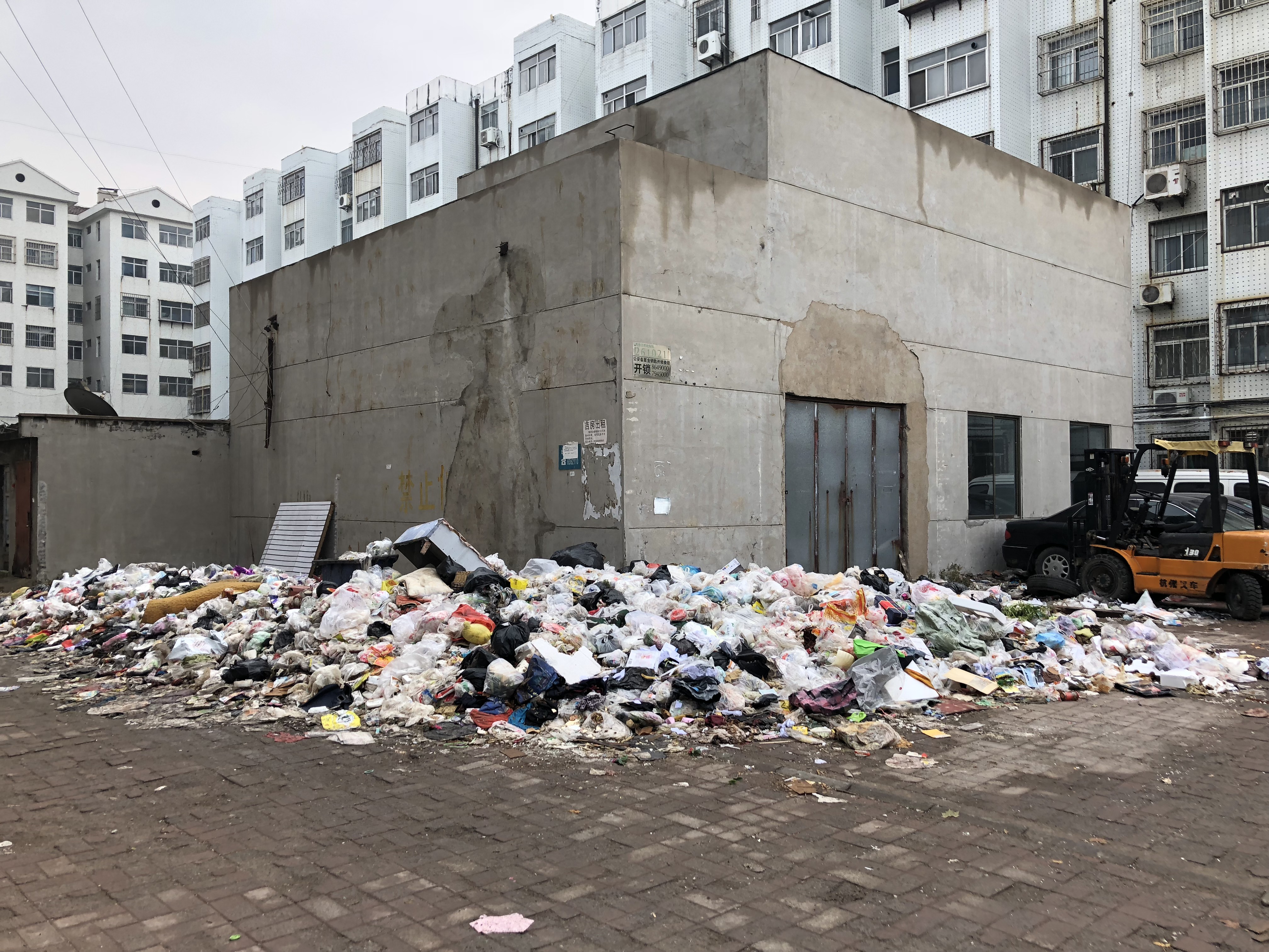 鍨冨溇鍫嗗湪瀹堕棬鍙e皬鍖轰綇鎴峰緢鎷呭咖,鍨冨溇鍫嗗缓鍦ㄥ眳姘戠獥鎴蜂笅璋佹潵瑙e喅