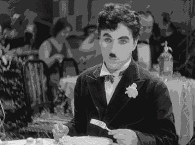 他5岁登台表演，12岁丧父13岁流浪街头，1个跌跤迎来喜剧人生