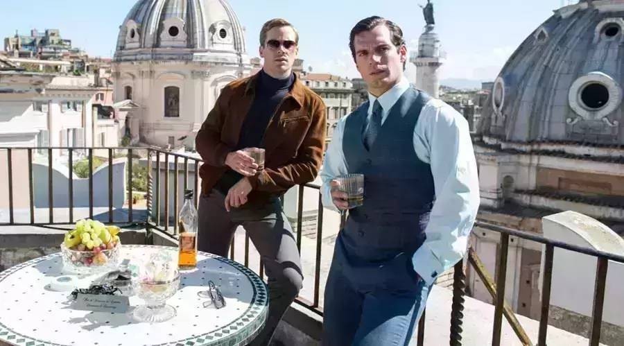 马甲这样搭配最显时髦风范,马甲怎么穿搭配才好看