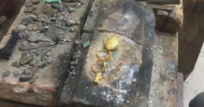 黄金火烧后变黑是什么原因,用火烧黄金变黑是假黄金吗