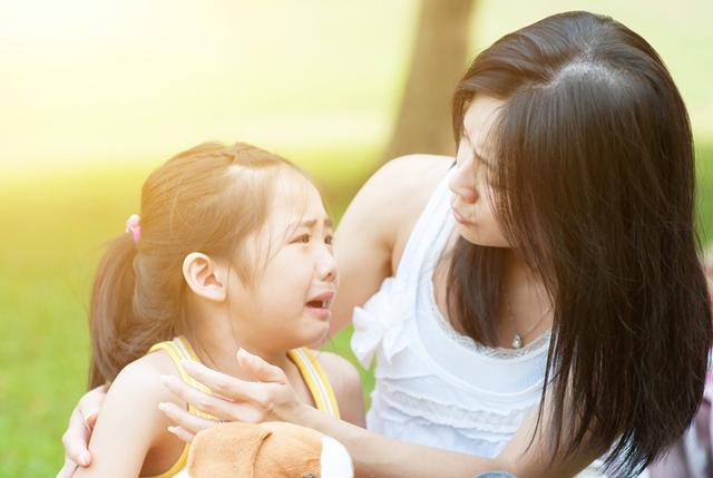 小学女生厕所现“温馨提示贴”获家长称赞，引出评论区“回忆杀”