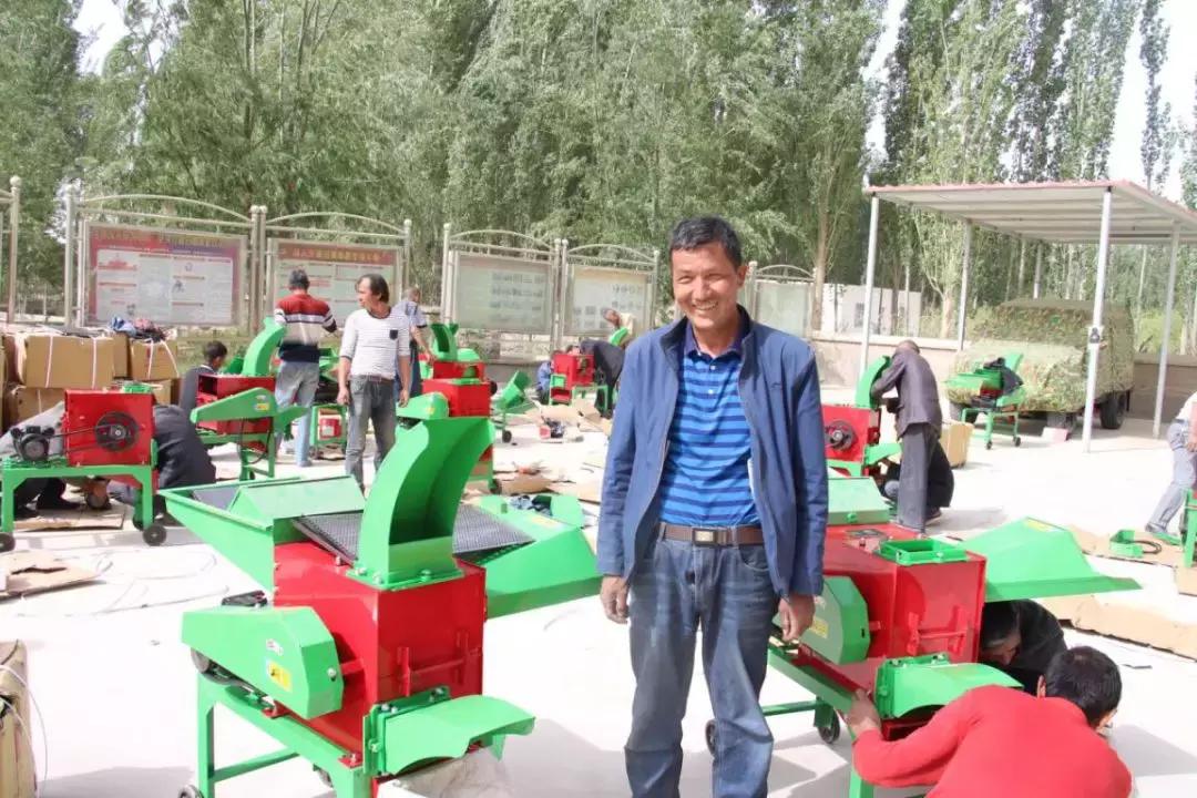 且末县英吾斯塘乡贫困户喜领饲草粉碎机