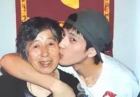 井柏然：单亲家庭长大的他，如今凭什么混的风生水起