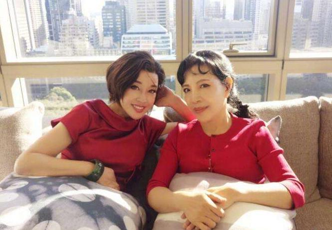 69岁刘晓庆和妹妹罕见同窗照片,刘晓庆的家庭背景