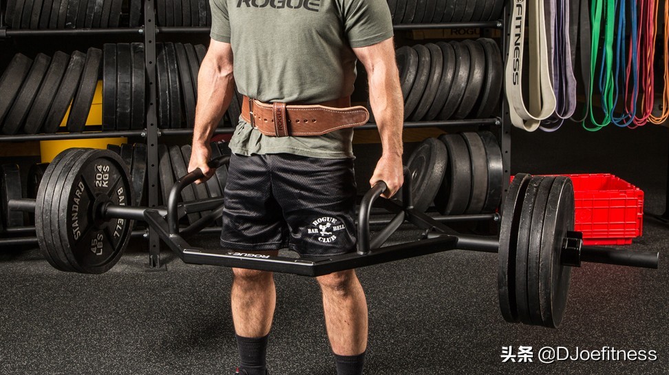 在健身房里练杠铃哑铃的正确动作,健身器械是练习轻的还是重的