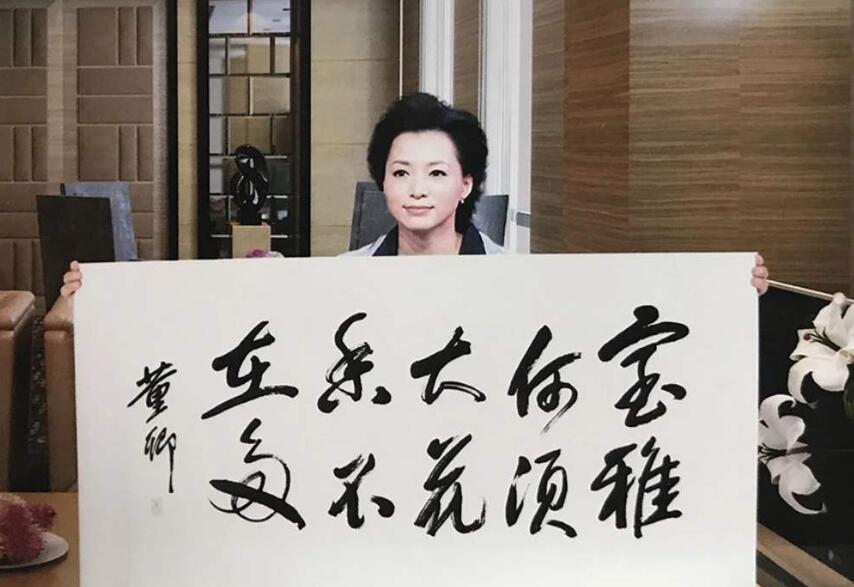 这才是央视才女的样子，笔迹龙飞凤舞，认字如识面