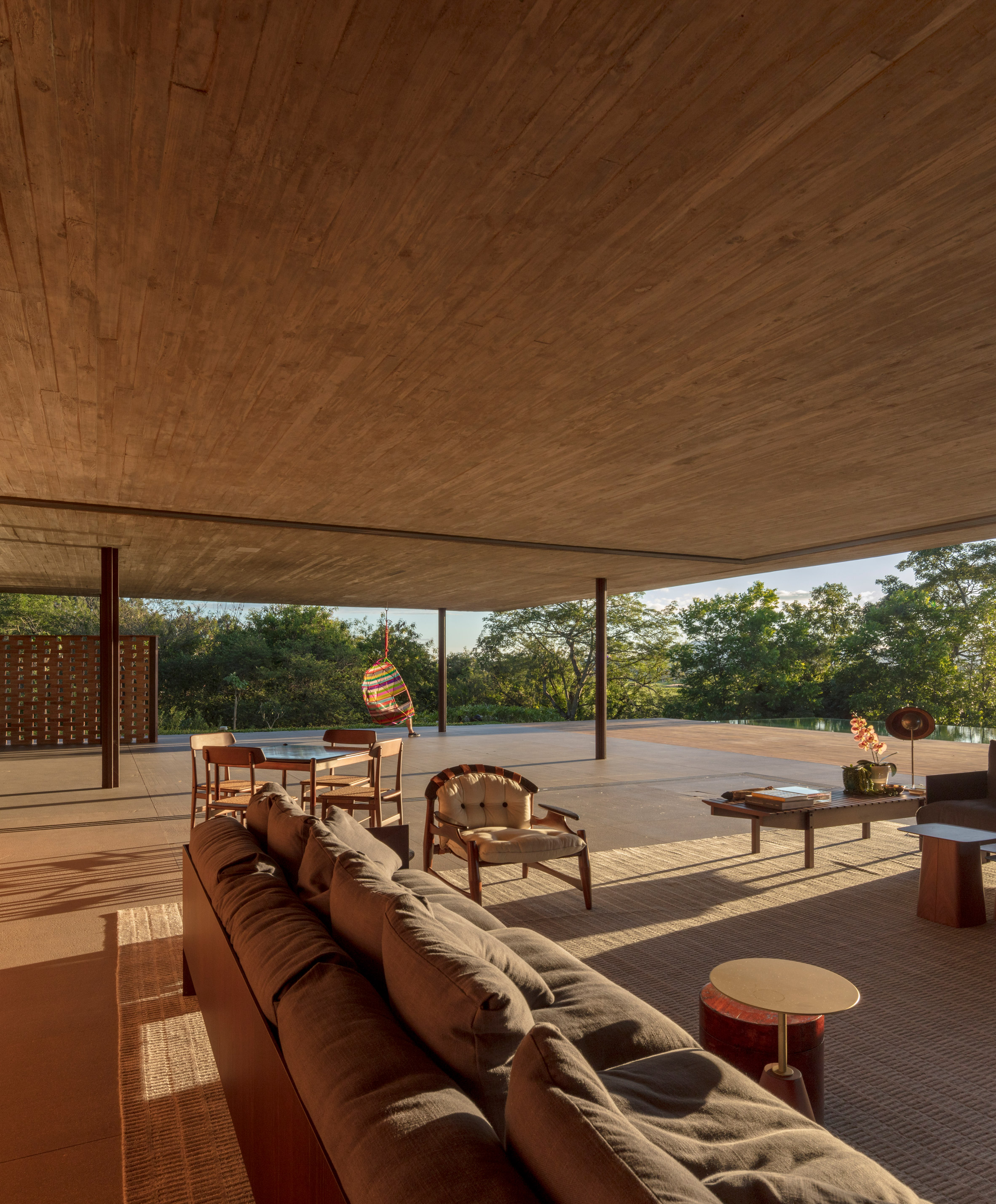 1000m²屋顶满种绿草，消隐在田园水光里的家