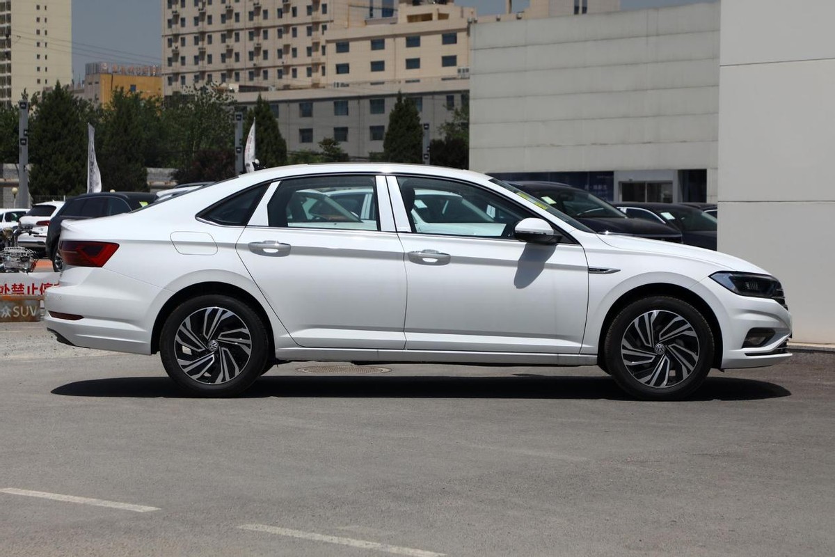 新款速腾1.4t底盘和座椅空间,油耗5.6升大众速腾