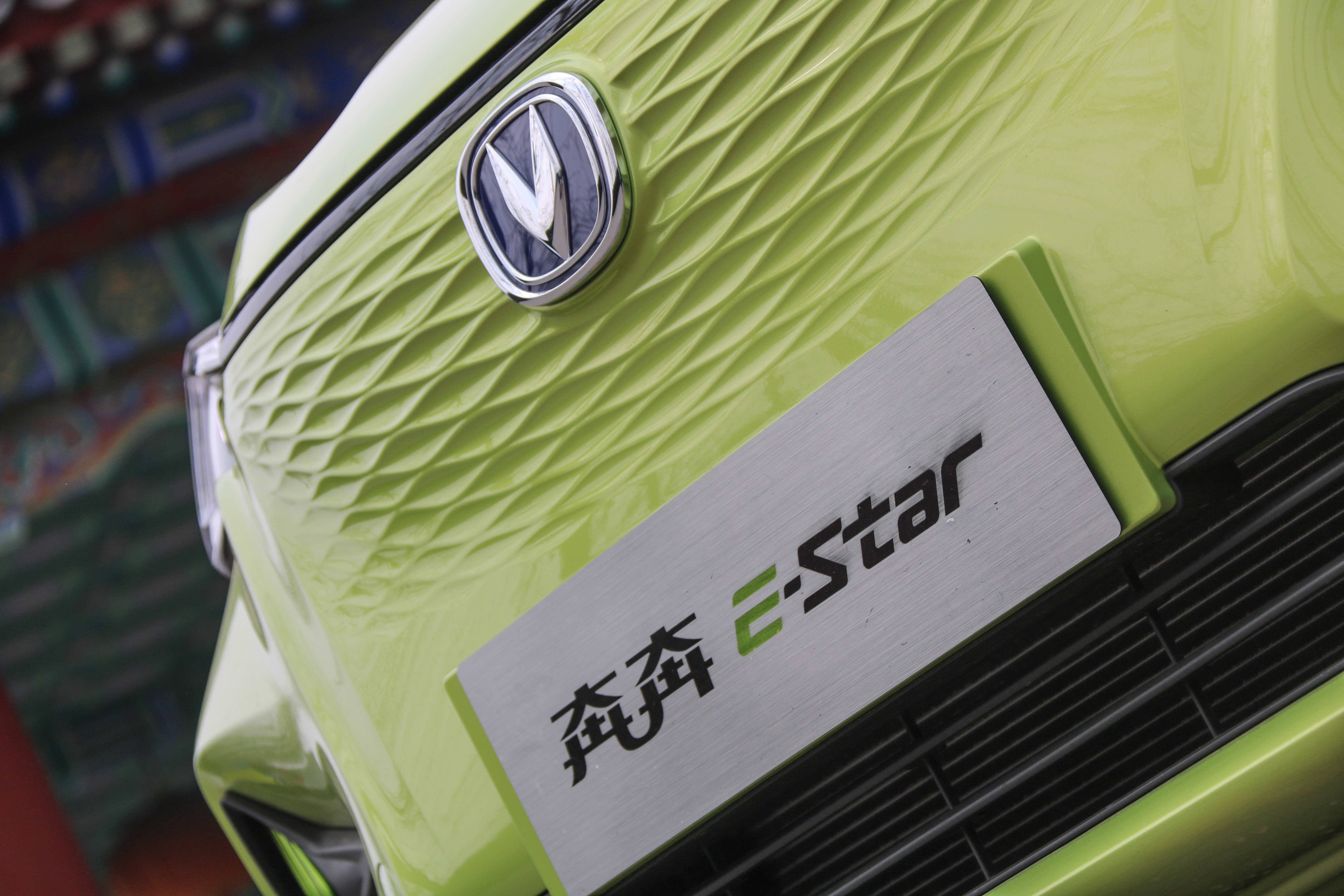 后备箱只放一只鞋,后备箱球鞋