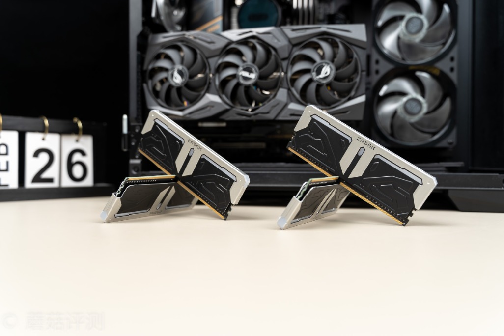 颜值和性能都很能打、扎达克SPARK台式机内存条评测
