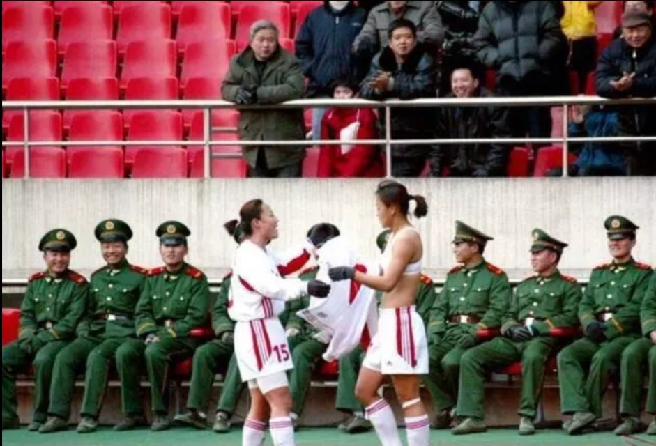 女足脱衣庆祝第一人,女足运动员脱衣庆祝