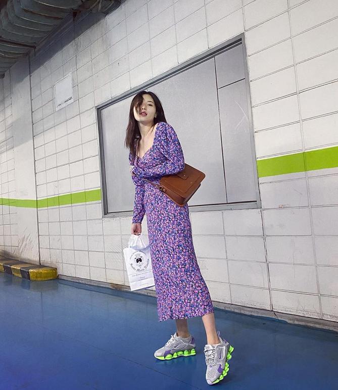 28岁泫雅不听男友劝，运动卫衣硬往裙里塞，一般人不敢轻易尝试