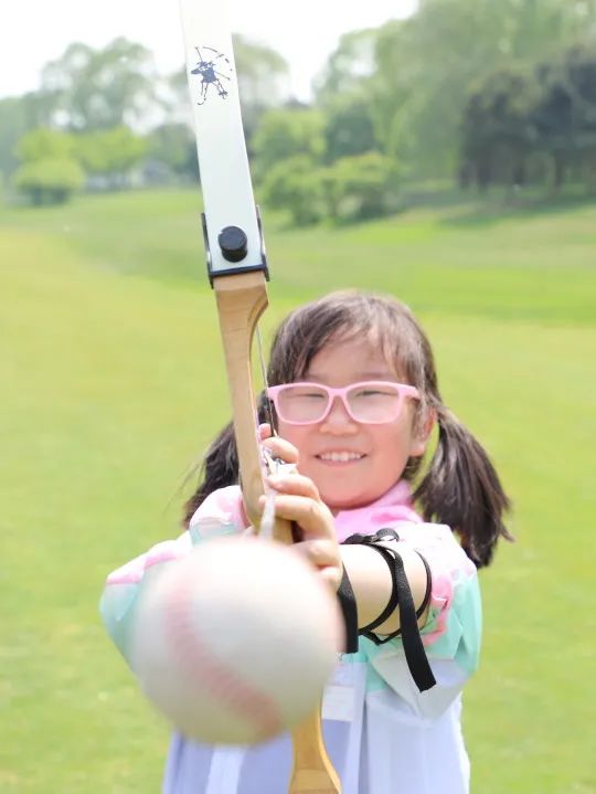 南瓜田冬令营,儿童参加山地自行车越野赛