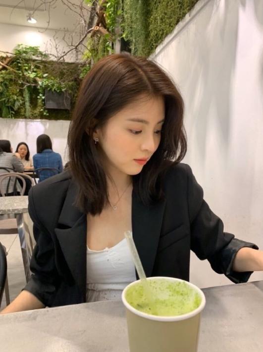 南韩“小宋慧乔”，黑色紧身V领针织衫显气质，越看越喜欢