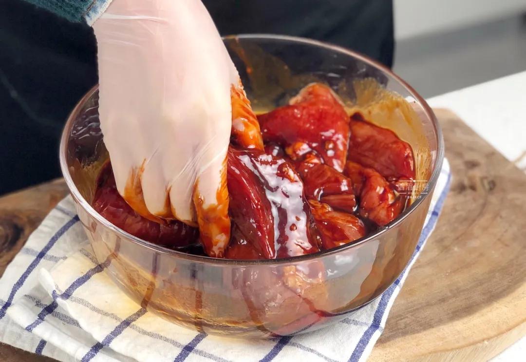 猪身上哪个部位的肉炒着最好吃,猪身上的肉都适合做什么菜