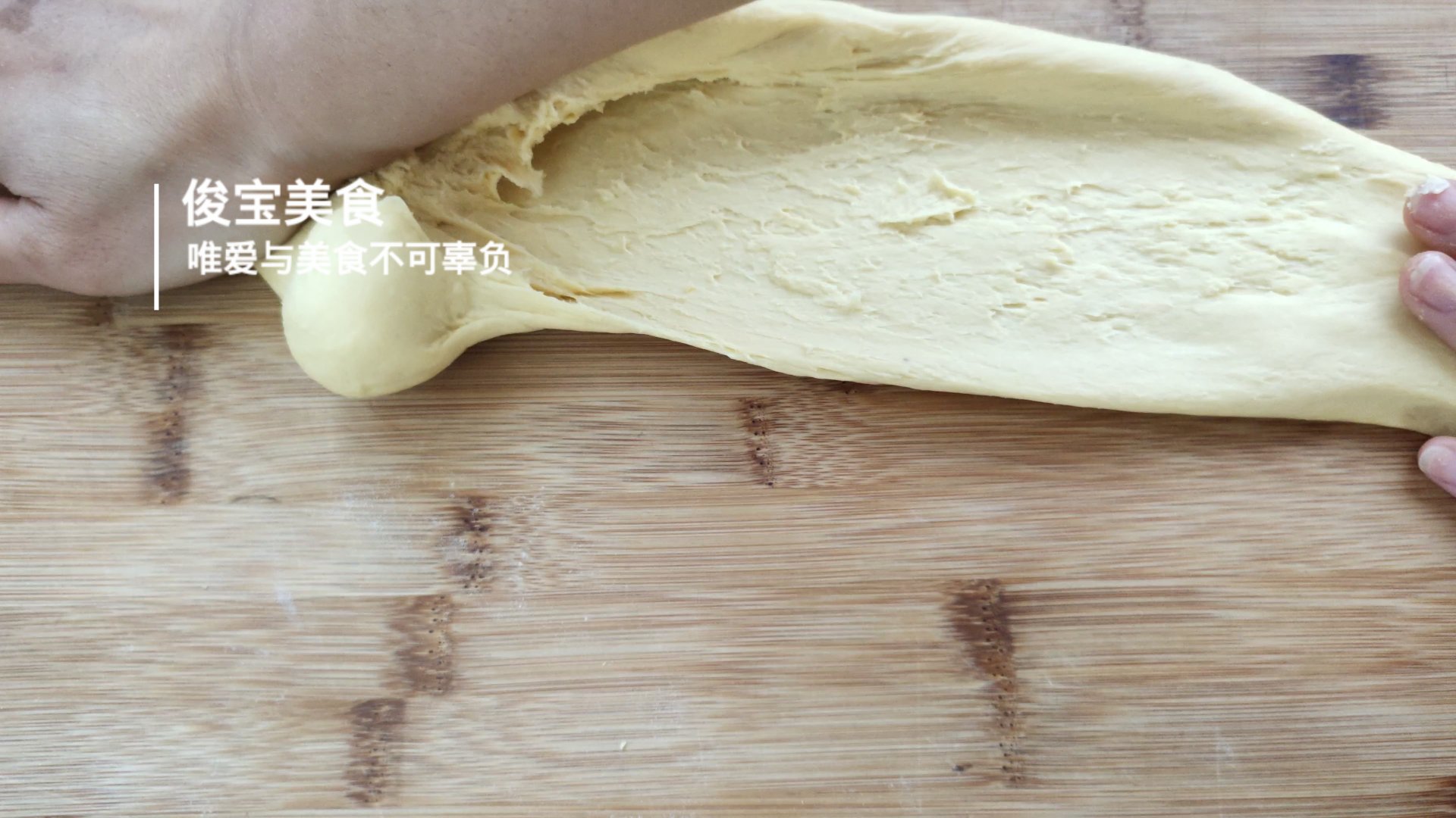 手揉面包烘焙教程,不用高筋面粉揉出膜的面包做法