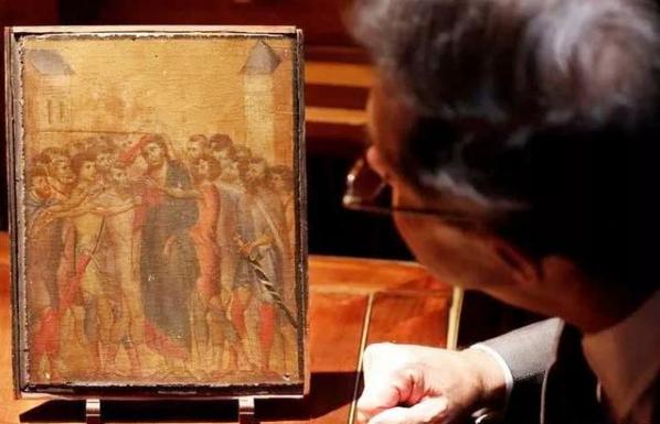 九旬老太厨房挂一幅画,熏了50年,油渍斑斑,专家鉴定后卖1.9亿