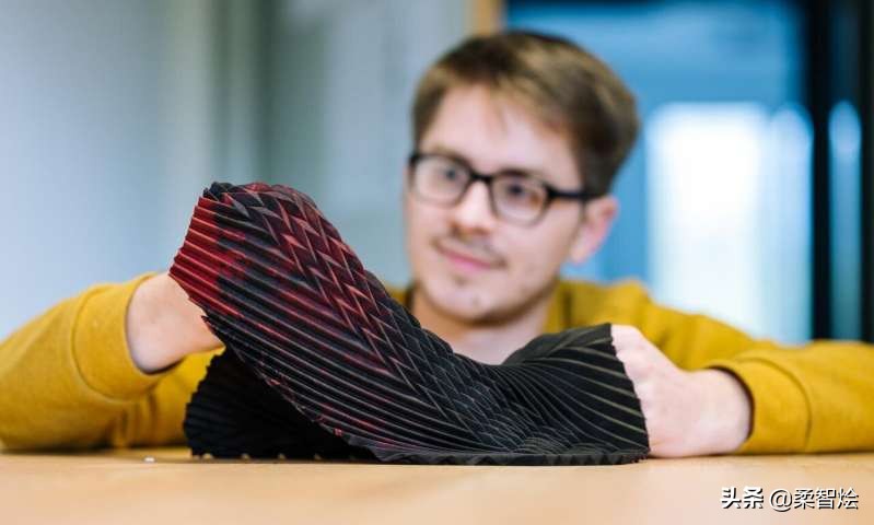 使用原位聚合增强染色过程，赋予纺织品电子特性