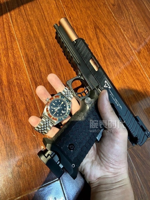 网友晒自己微信好友数量,网友晒1300手表