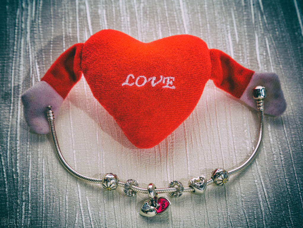 周大福和老凤祥哪一个好,老凤祥和周大福哪一个品牌更牛