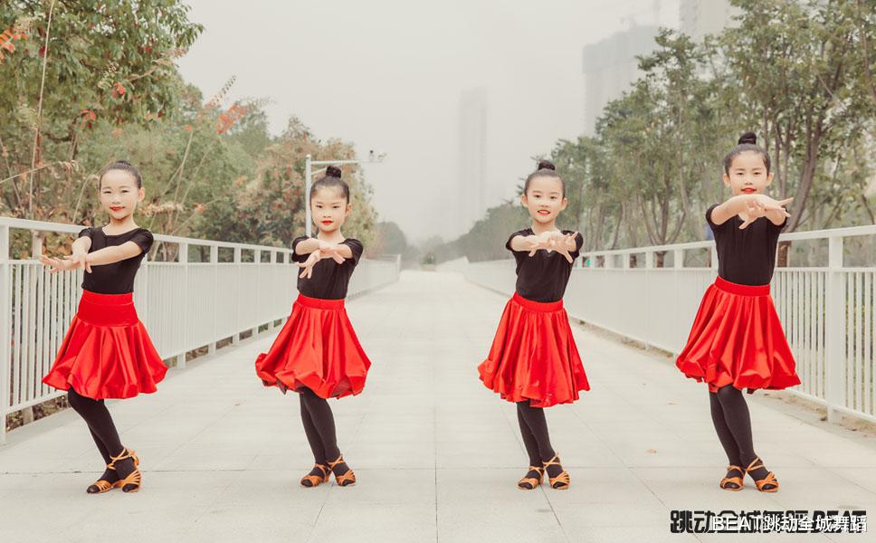 拉丁舞基本功训练动作背面,拉丁舞基本站姿讲解