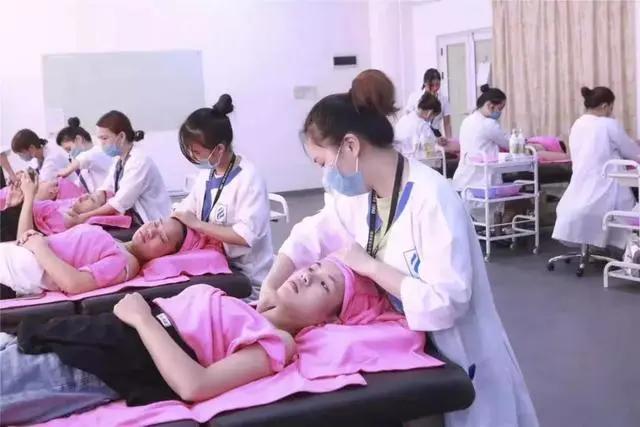 初中毕业女生学美容,女生学美容工资多少