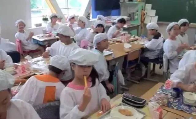 日本小学生午餐日常的全过程,日本小学生午餐纪录片