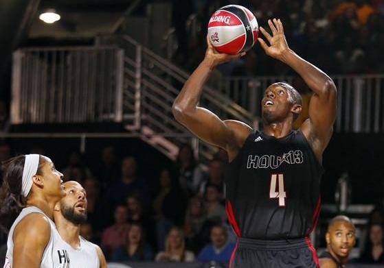 博尔特现在在踢足球还是打篮球,博尔特为什么巅峰期退役