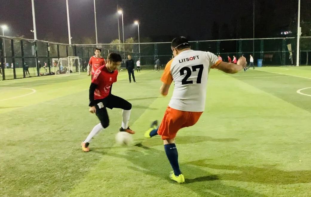 足球联赛熠熠的光,足球比赛秀脚感