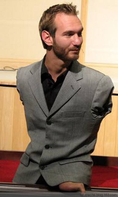 尼克胡哲：没有四肢的演说家，曾三次自杀，今有四子，娶得美妻