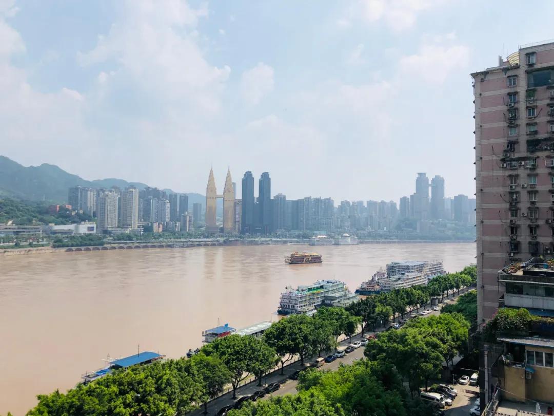 重庆这个24层没有电梯的高楼！直逼40℃的天气仍然有人前来打卡