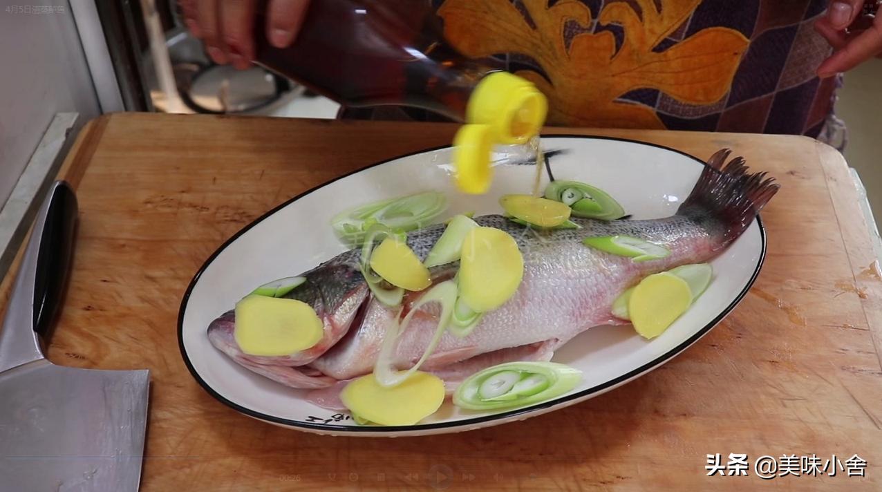 清蒸鲈鱼肉质鲜嫩无腥味家庭最爱,家庭版清蒸鲈鱼的正确做法