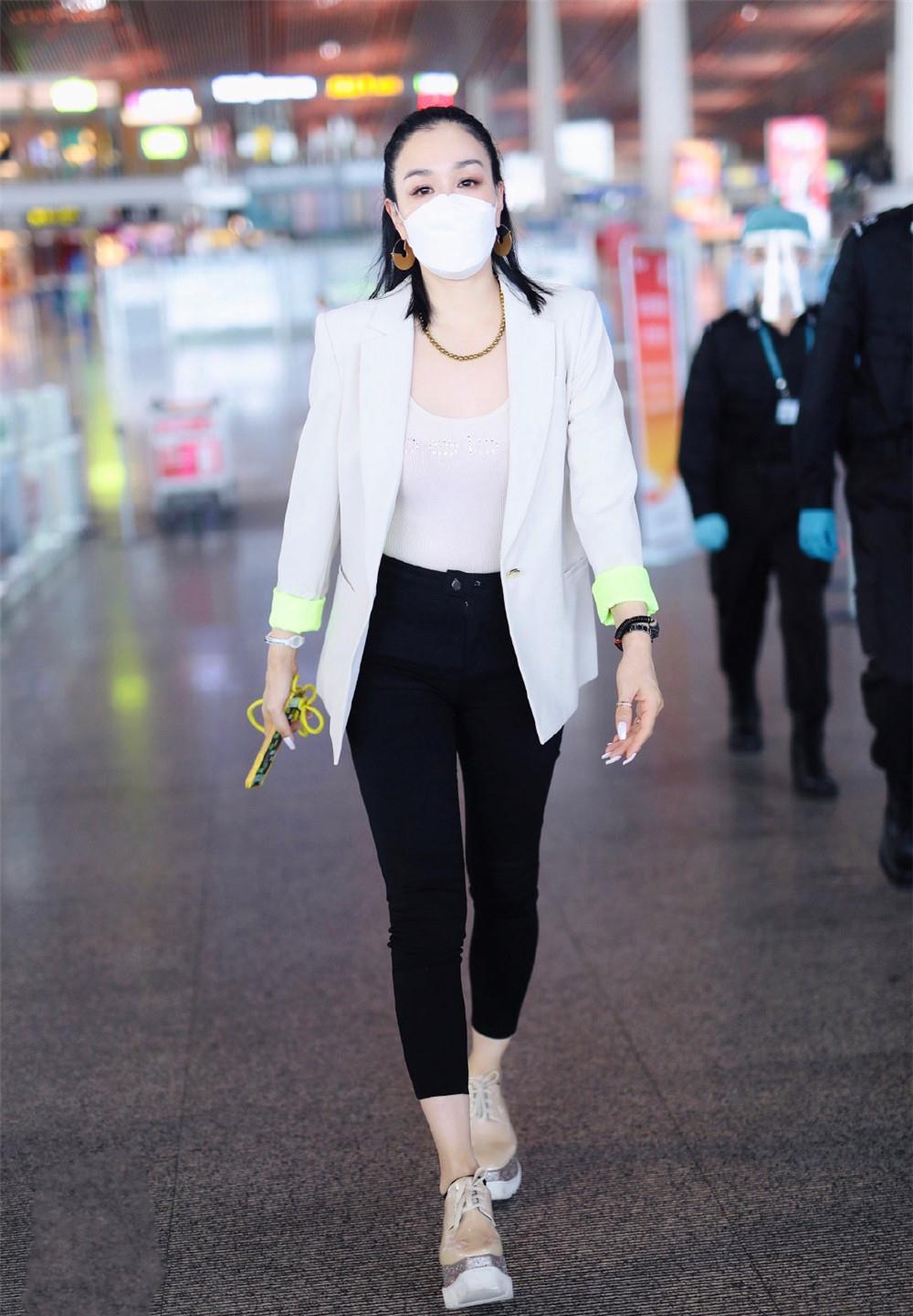 钟丽缇穿炫装亮相教外国友人说,钟丽缇一家穿亲子装牵手现身机场