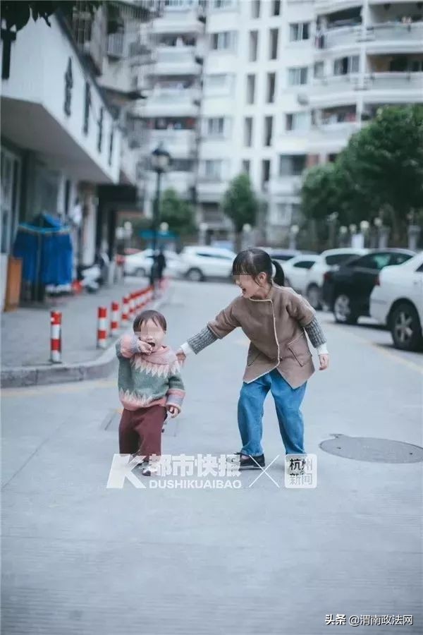 男孩有弟弟后成绩一落千丈：以前妈妈朋友圈里都是我，现在都是弟弟