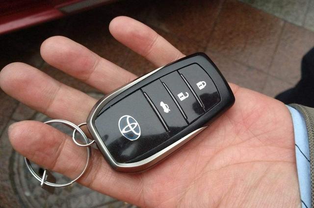 锁车以后车钥匙忘后备箱怎么办,锁车后钥匙忘在车内怎么办