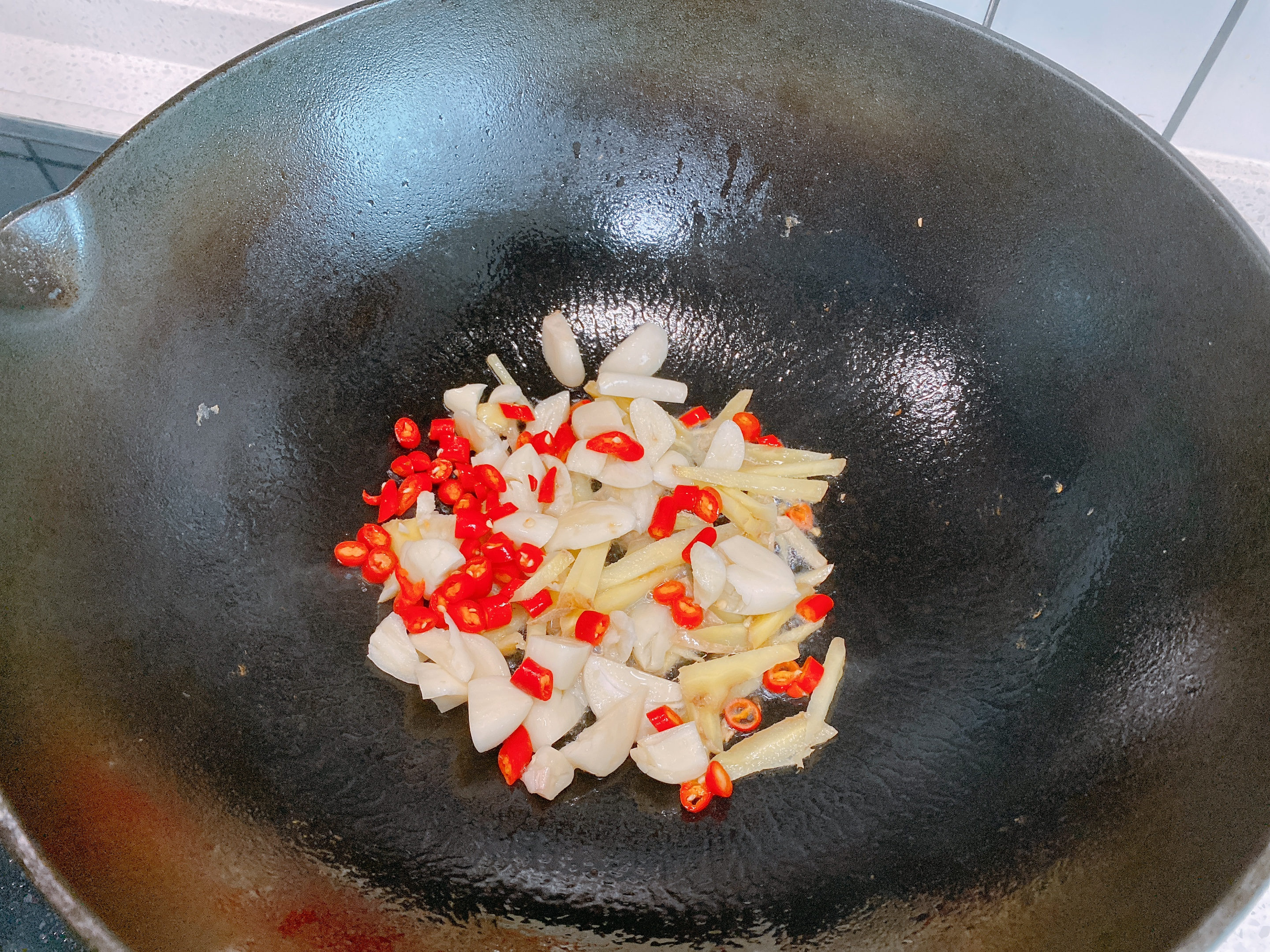 鸡胗炒酸豆角怎么做好吃又脆爽,鸡胗炒酸豆角鸡胗要焯水吗