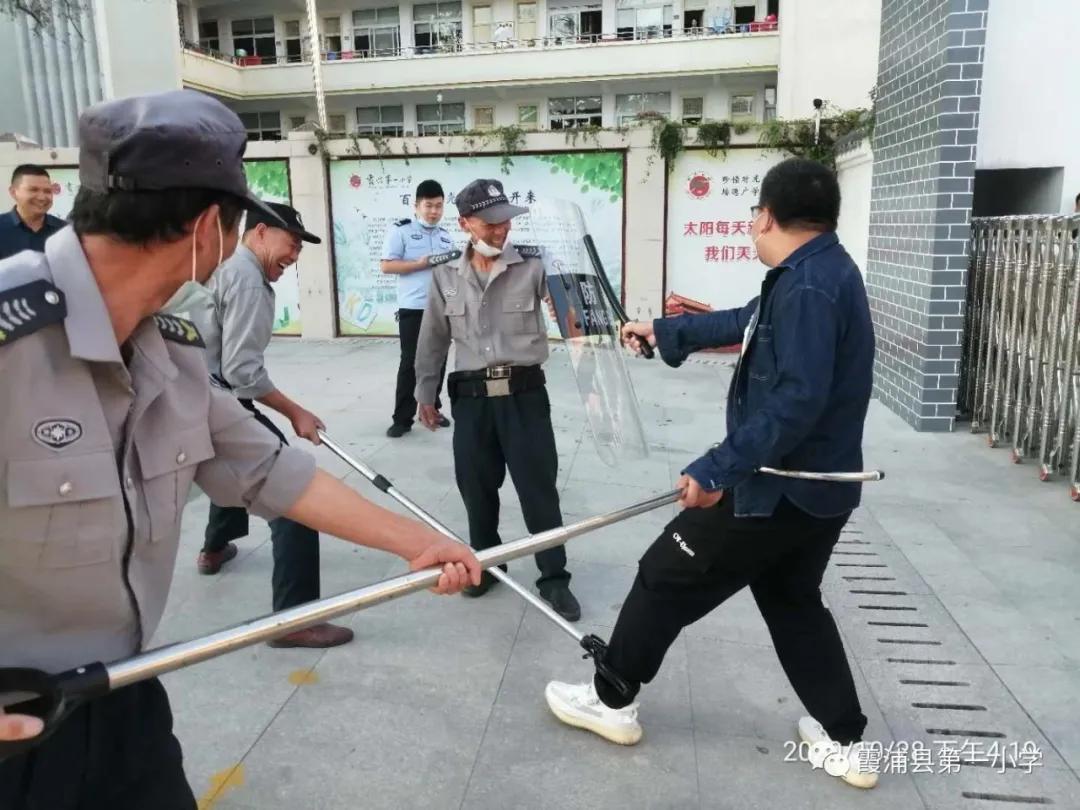 派出所开展防暴恐实战演习,反恐演练进校园警校携手护平安