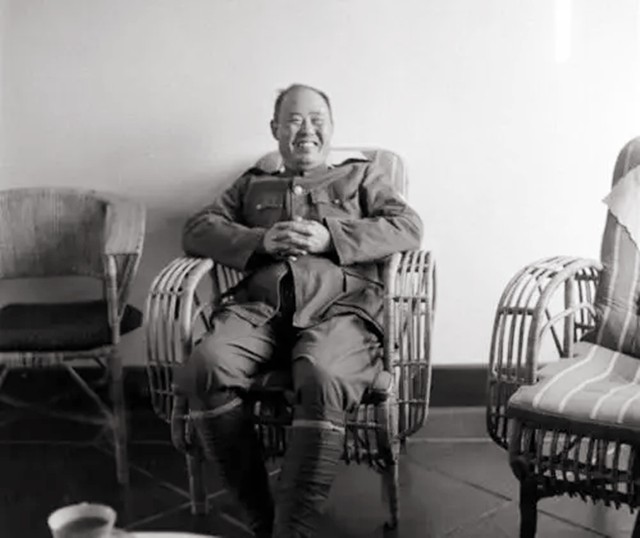 1949年是谁选定中南海，成为中央机关在北平的办公地点？