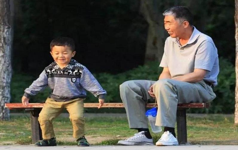 奶奶推巨型婴儿车,奶奶推婴儿车的视频