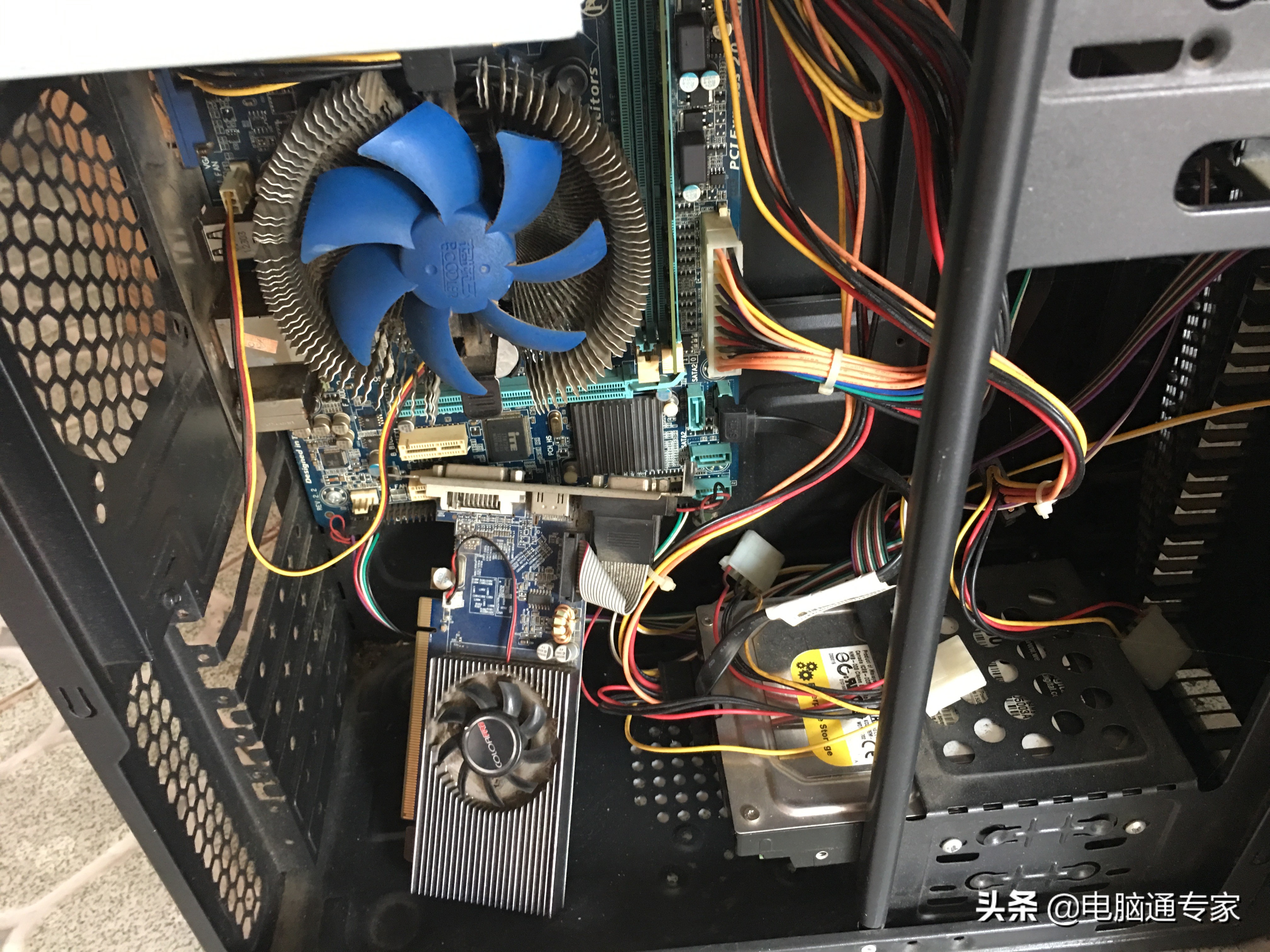 客户来店卖电脑，商家报价200元招客户直呼奸商，商家：滚走