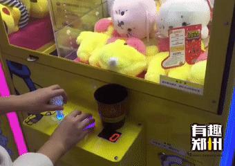 100块钱在电玩城抓娃娃,100块钱抓娃娃挑战电玩城