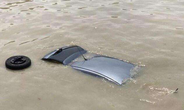 汽车不小心掉到河里如何自救,汽车不小心掉沟里了怎么办自救