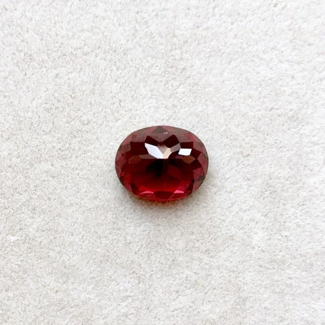 高端的石榴石宝石,石榴石是一种石榴籽般的晶体