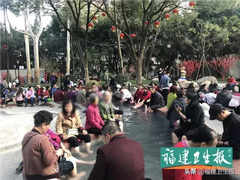 壮观！福州上百市民在公园集体泡脚！传染科和皮肤科医生看不下去了……