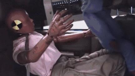 车都压扁了孩子却没事,有娃的家长们都应该学习这些知识