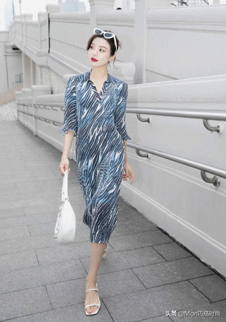 今夏“回头率”超高的穿法：膝下裙+低跟鞋、连衣裙+平头鞋，好美