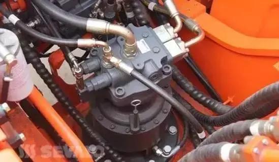 天气热了，挖机自我检修能救一条命