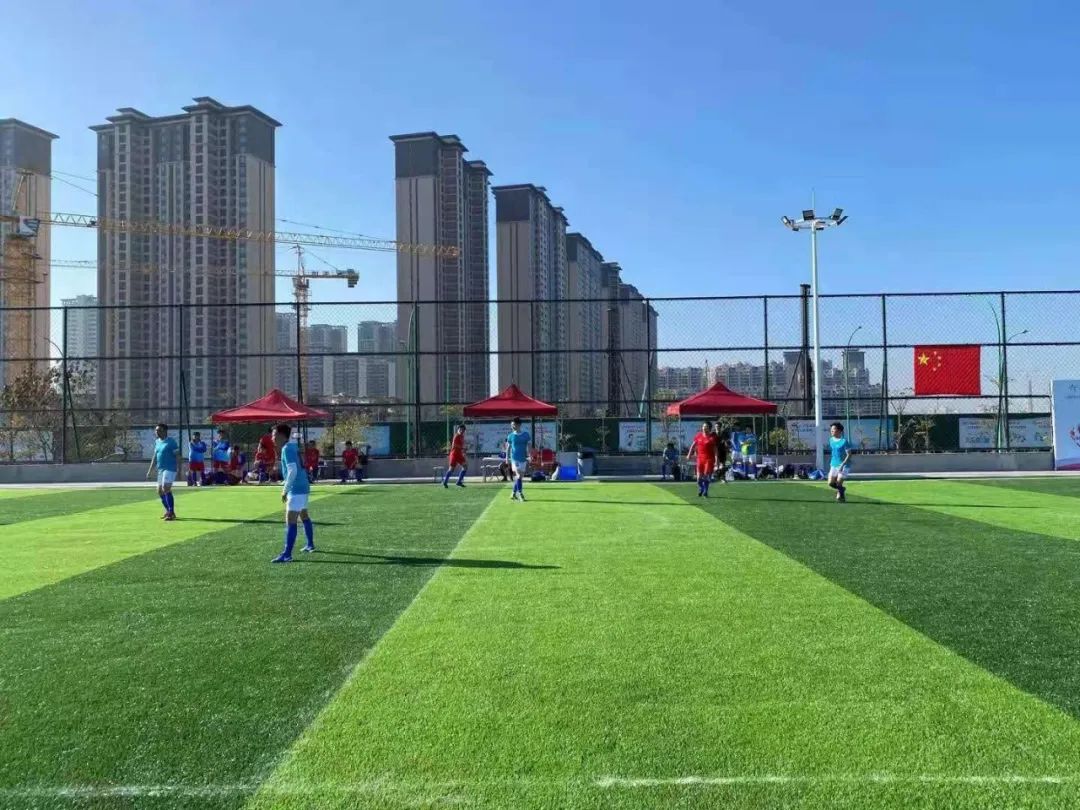 驰骋绿茵场上强健自己的体魄,驰骋绿茵场